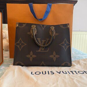 Loui Vuitton OnTheGo MM Monogram Totes